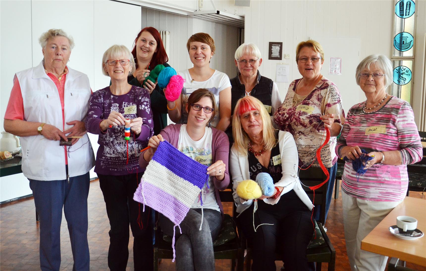 Jung und Alt fanden beim gemeinsamen Stricken im Gemeindezentrum im Dortmunder Jungferntal zusammen. 