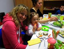 Junge Mütter gemeinsam mit ihren Kindern am Tisch