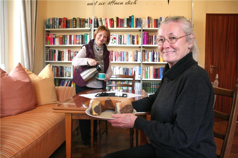 Betreiben eine „Klönstube“ im ländlichen Ovenhausen: Elfriede Jaklin und Maria Welling
