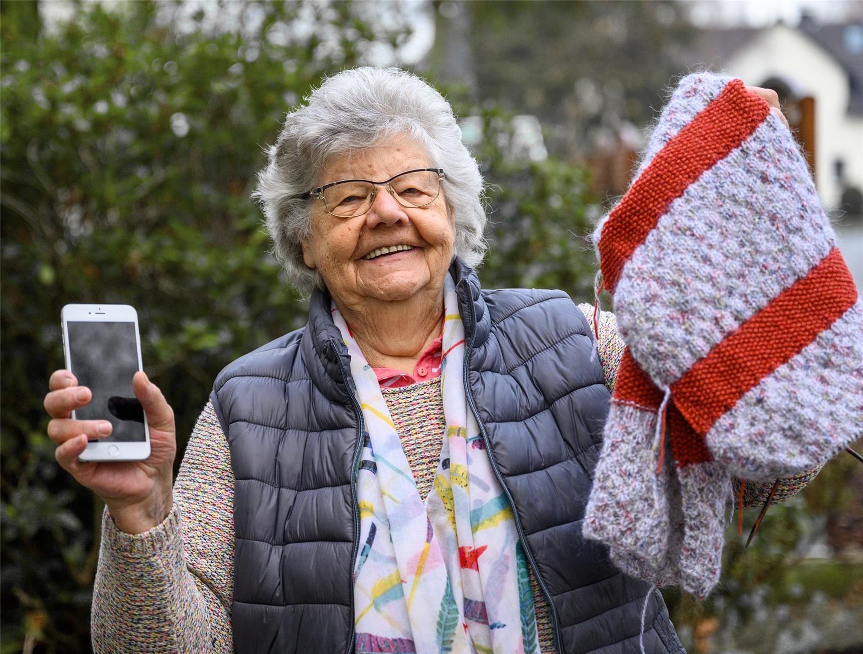 In der einen Hand die Stricksachen, in der anderen das Smartphone: Die Soester Strickgruppe um Margret Wenner hat sich ins Virtuelle verlagert. 
