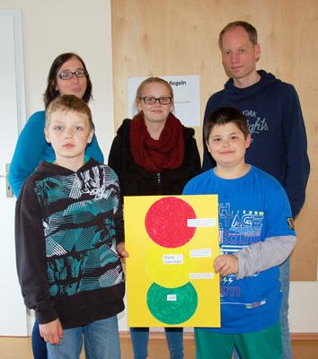 Gruppenfoto: Mitarbeiter der Erziehungsberatung mit Grundschulkindern