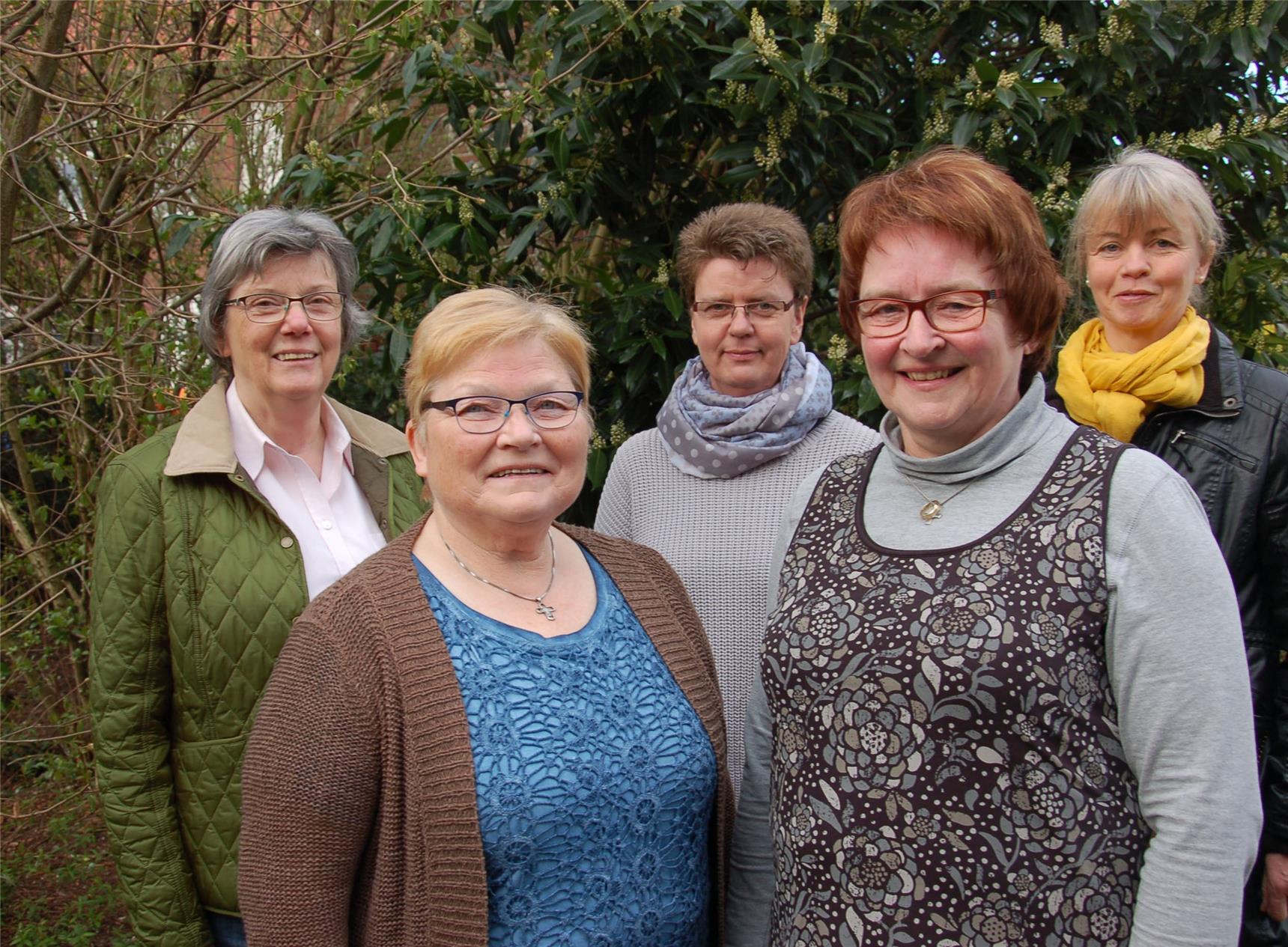 Geben einander Hilfe und Unterstützung (v.l.): Lisel Prott und Birgit Look (Caritas-Konferenz St. Peter und Paul Scheidingen-Illingen), Gemeindereferentin Dorothee Topp, sowie Betty Metzner und Bettin