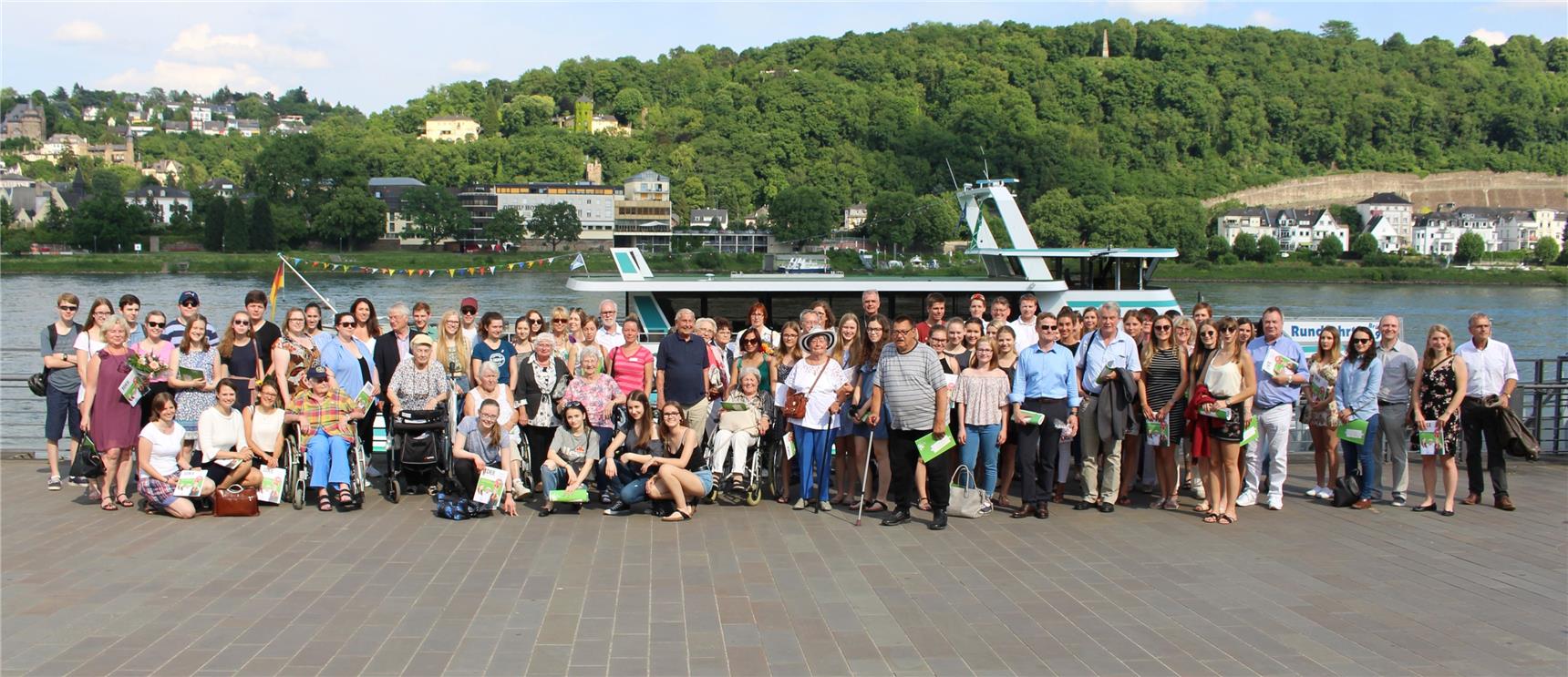 Teilnehmer des Scülerprojektes IDEE und Jubiläums-Gäste stehen auf dem Deck des Ausflugsschiffes.