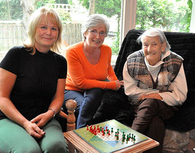 Pflegerin, Pflegebedürftige, Caritasmitarbeiterin