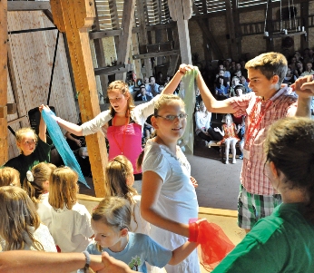 Schüler der „Schule für alle“ in Neuzelle bei ihrem Programm zum 20-jährigen Bestehen der Schule.