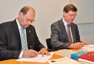 Bürgermeister Bretterbauer und Caritasdirektor Schmidt bei der Vertragsunterzeichnung