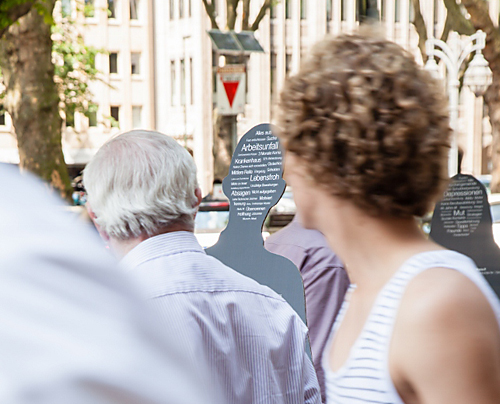 Passanten auf der Düsseldorfer Königsallee