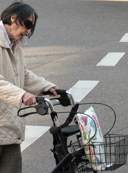 Alte Frau mit Rollator