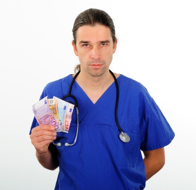 Pflegekraft mit Bargeld