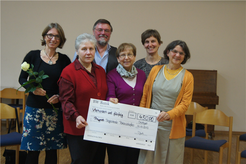 Sechs Männer und Frauen mit Scheck über 450 Euro