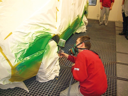 Mitarbeiter der Firma Kaupp beim Lackieren