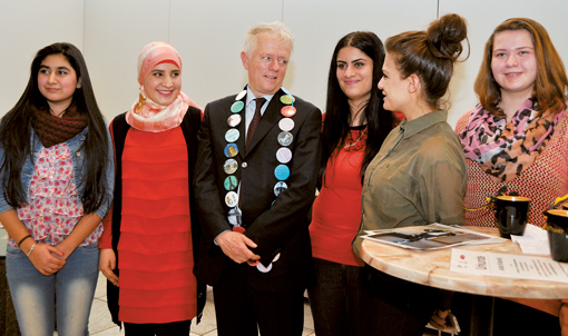 OB Schuster umgeben von Mädchen des IN VIA Mädchentreffs