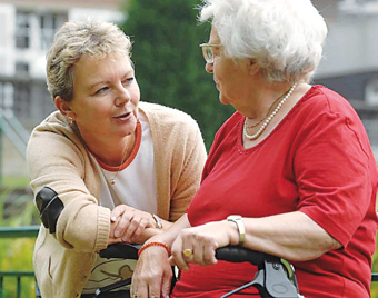 Pflegerin mit alter Frau