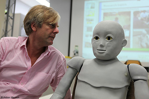 Mann mit künstlicher Figur