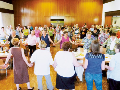 Kreuzbund-Frauen singen Hand in Hand