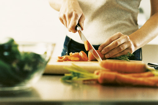 Person schneidet Gemüse