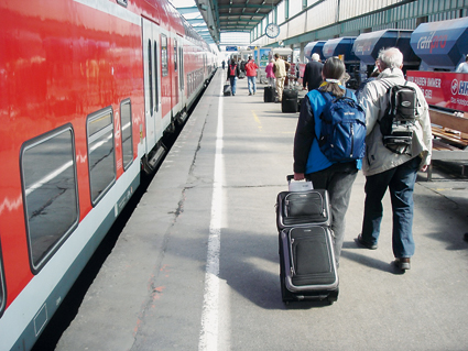 Reisende auf dem Bahnhof
