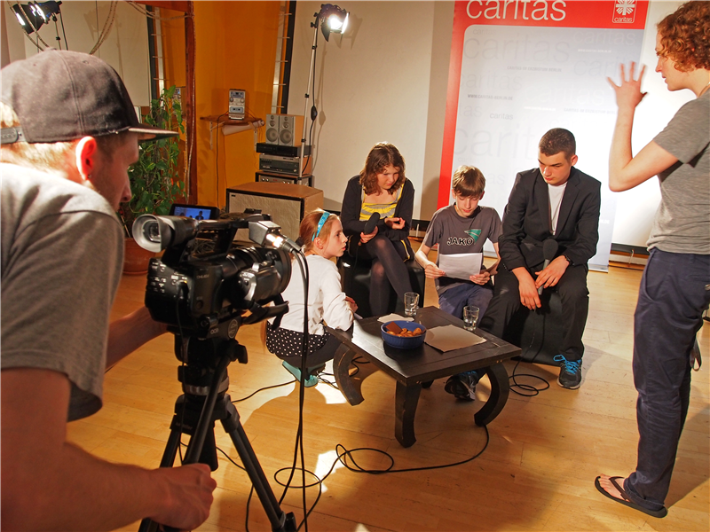 Jugendliche aus dem Caritas Kinder- und Jugendzentrum Magdalena proben ihre Moderation