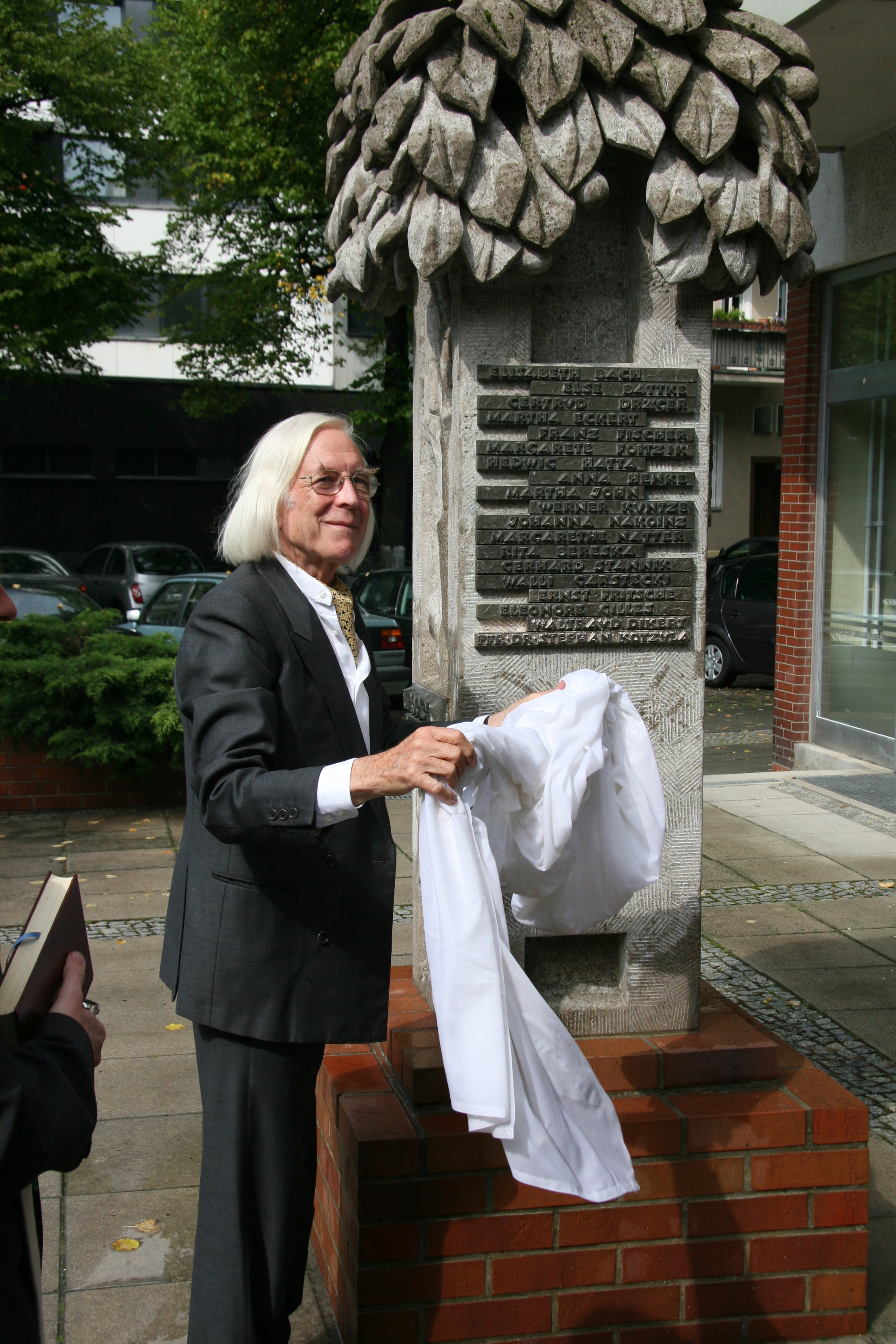 Bildhauer Paul Brandenburg enthüllt die Namen von weiteren elf Spendern