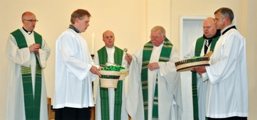 Prälat Zomack segnet während des Gottesdienstes die kleinen Kreuze für die Teilnehmer.