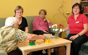 Das Mensch-ärgere-dich-nicht-Spielen macht nicht nur Spaß, sondern schult auch das Gedächtnis der Bewohner mit einer Demenzerkrankung. Rechts im Bild Beate Starre, Leiterin der Einrichtung.