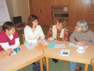 Teilnehmer des Begegnungstages im Gespräch