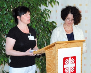 Birgit Kretschmer (links) und Maria Czarnecka bei der Erläuterung
