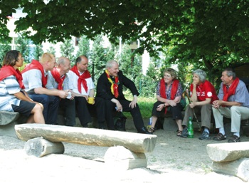 Bischof Dr. Konrad Zdarsa mit Teilnehmern der Caritaswallfahrt