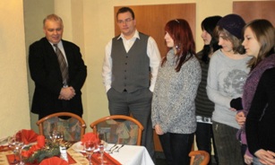 Mitarbeiter des Hotels stellen Mädchen Berufe im Hotel- und Gastgewerbe vor.