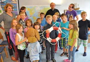 Kleine Gruppe der Kinderfreizeit mit Kaplan Gwizdala