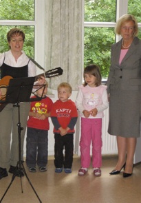Ministerin Prof. Dr. Johanna Wanka (rechts) wird von den Kindern und Erzieherinnen herzlich begrüßt