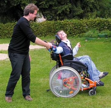 Praktikant Aleksander Korczak mit Normen Riese