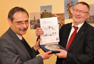 Rudolf Hupe erhält den Silbernen Brotteller von Generalsekretär Prof. Dr. Cremer.