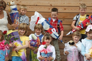 Schüler der integrativen Grundschule mit ihren Zuckertüten bei der Einschulung