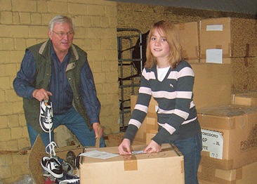 Johannes Brosdetzko bereitet mit Enkelin Marielle die Schuhe für den Transport vor