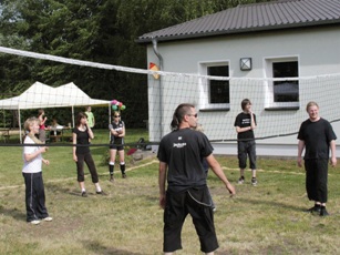 Spaß beim Volleyballturnier: Jugendliche Besucher der 