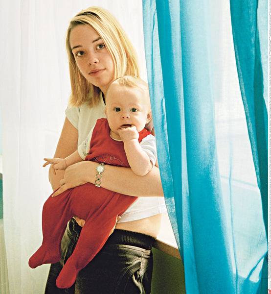 Das Bild zeigt eine junge Mutter mit ihrem Baby