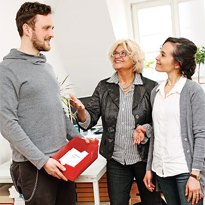 Zwei Frauen beraten einen Mann (c) Simon Koy