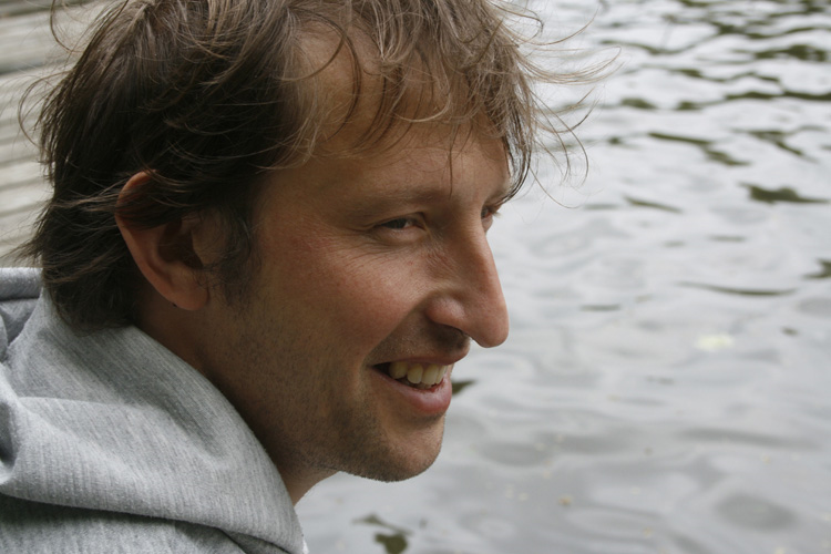 Auf dem Foto ist Heinz Ratz, der Liedermacher und Initiator des Projekts zu sehen