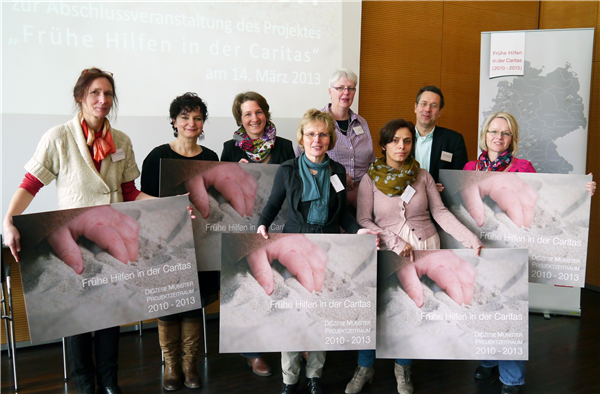 Auf dem Foto halten die Projektpartner ihre Tafeln in die Kamera.