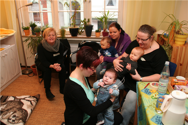 Auf dem Foto sieht man drei Mütter mit ihren Kindern und der SkF-Mitarbeiterin