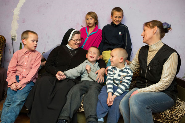 Schwester Altberta inmitten einer von ihr betreuten Familie