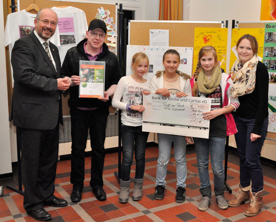 Diözesan-Caritasdirektor Josef Lüttig überreicht den ersten Preis an die Jugendgruppe „Treff am Park“ aus Lippstadt 