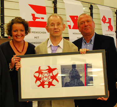 Ute Dohmann-Bannenberg, Manfred Henke und Alfons Holtgreve präsentieren ein Ergebnis ihrer Zusammenarbeit