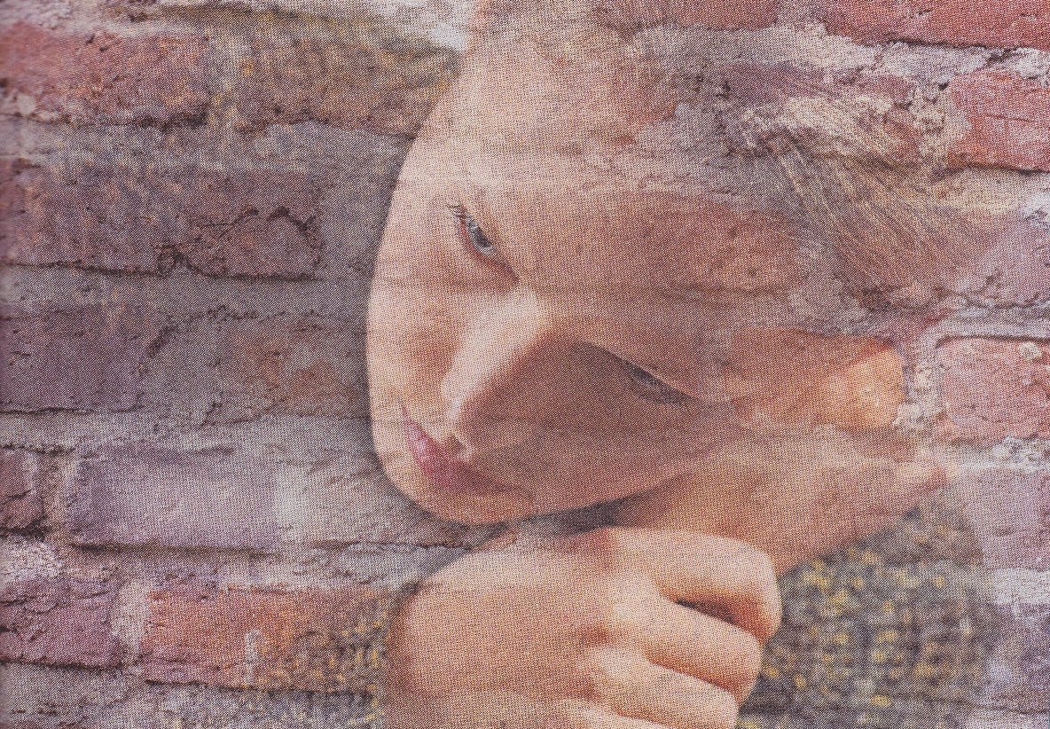 Fotomotiv: Nachdenkliche Frau in Überblendung mit Mauer