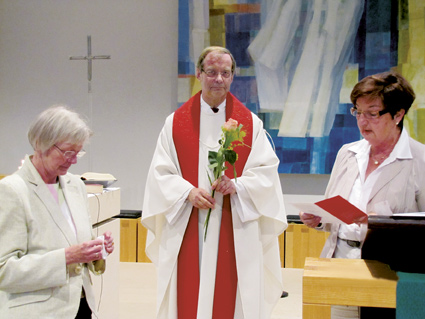 zwei Frauen mit Priester