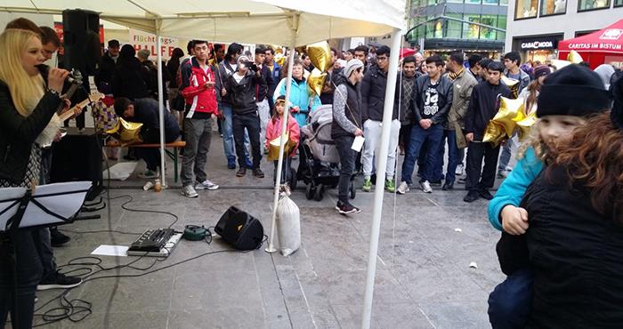 Unter einem offenen Pavillion hat sich eine Band postiert.