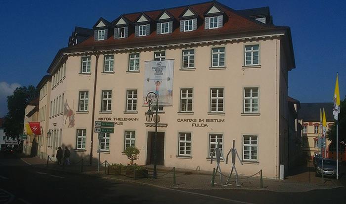 Das Geschäftshaus der Caritas ist mit einem Großplakat von der Kampagne 2016 geschmückt.